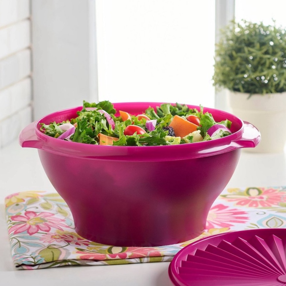 NEW Tupperware 17.25 Cup Servalier Pink with Lid - Picture 3 of 3